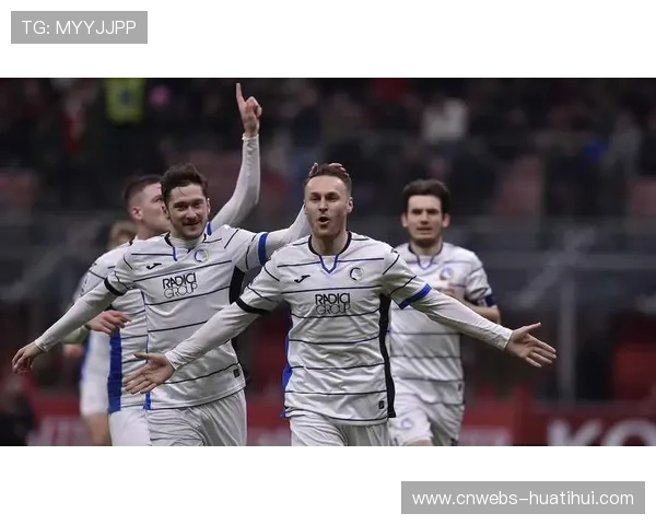 都灵球迷远征亚特兰大，赛前合唱悼念俱乐部传奇