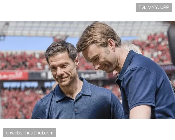 镜头捕捉：看台上勒沃库森小球迷举起“阿隆索，请留下”的标语牌